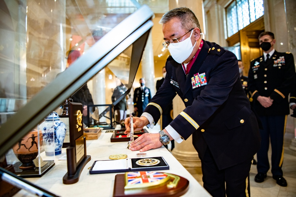 Chief of Staff of the Japan Ground Self-Defense Force Gen. Yoshida Yoshihide Participates in an Army Full Honors Wreath-Laying Ceremony at the Tomb of the Unknown Soldier