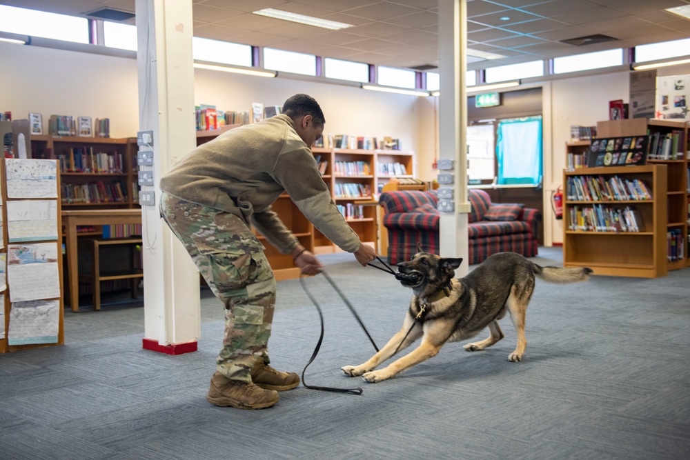 48th SFS demonstrates MWD capabilities for RAF Alconbury students