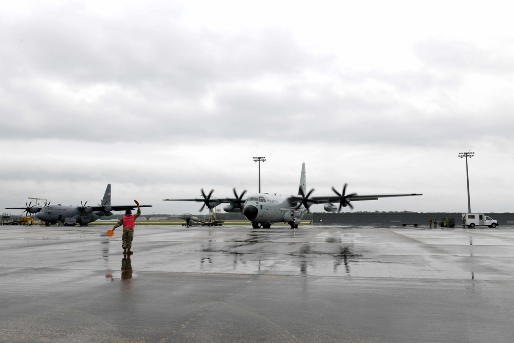 Robins AFB performs historic paint job for 'Hurricane Hunters'