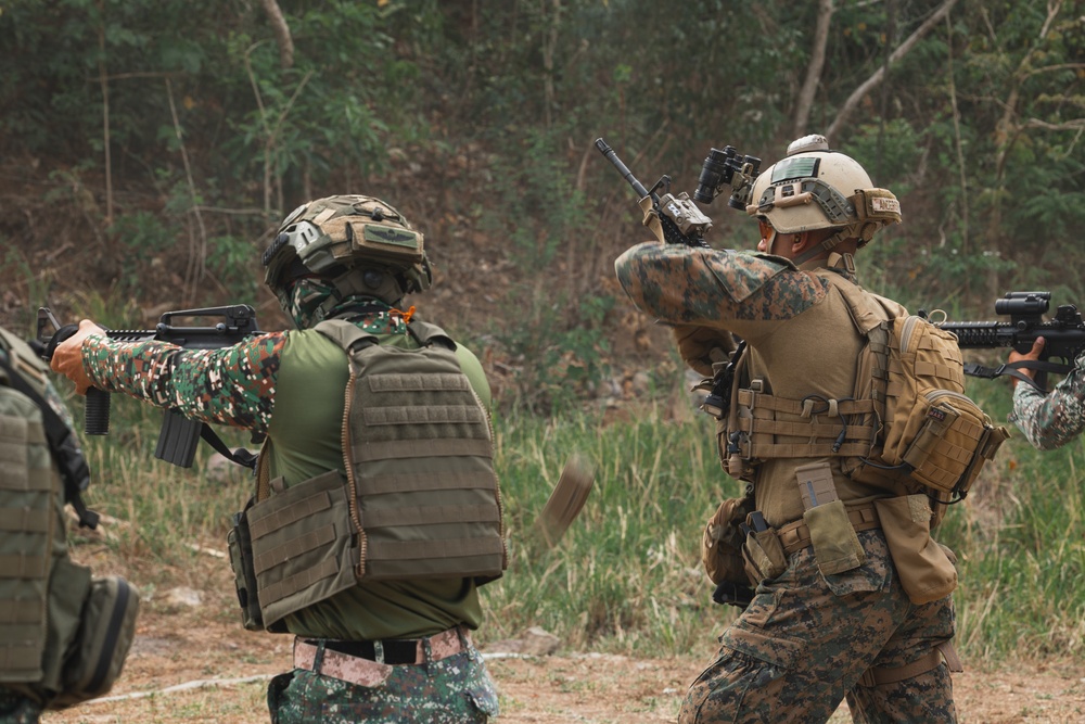 DVIDS - Images - Balikatan 22- U.S. and Philippine Recon Marines ...