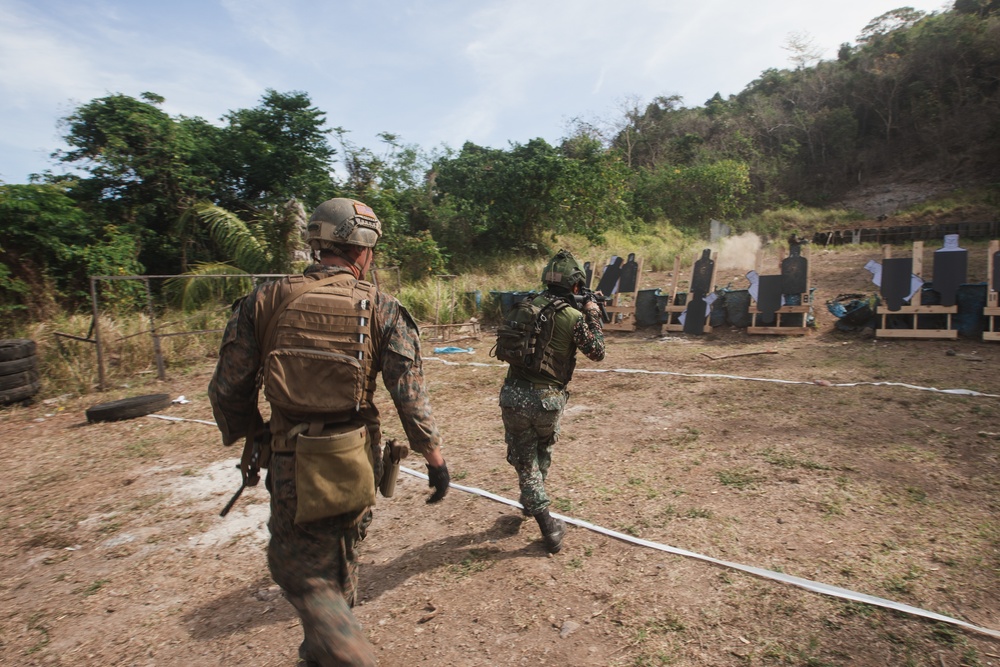 Balikatan 22- U.S. and Philippine Recon Marines Conduct a Close Quarters Range