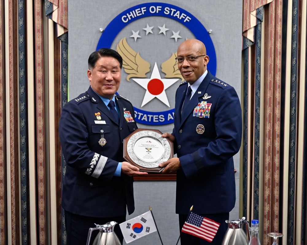 CSAF Brown receives National Security Merit from ROK CSAF Park