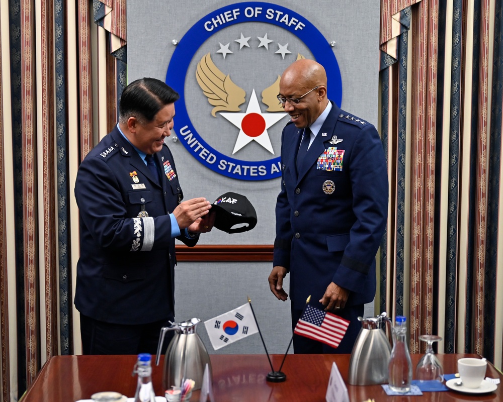 CSAF Brown receives National Security Merit from ROK CSAF Park