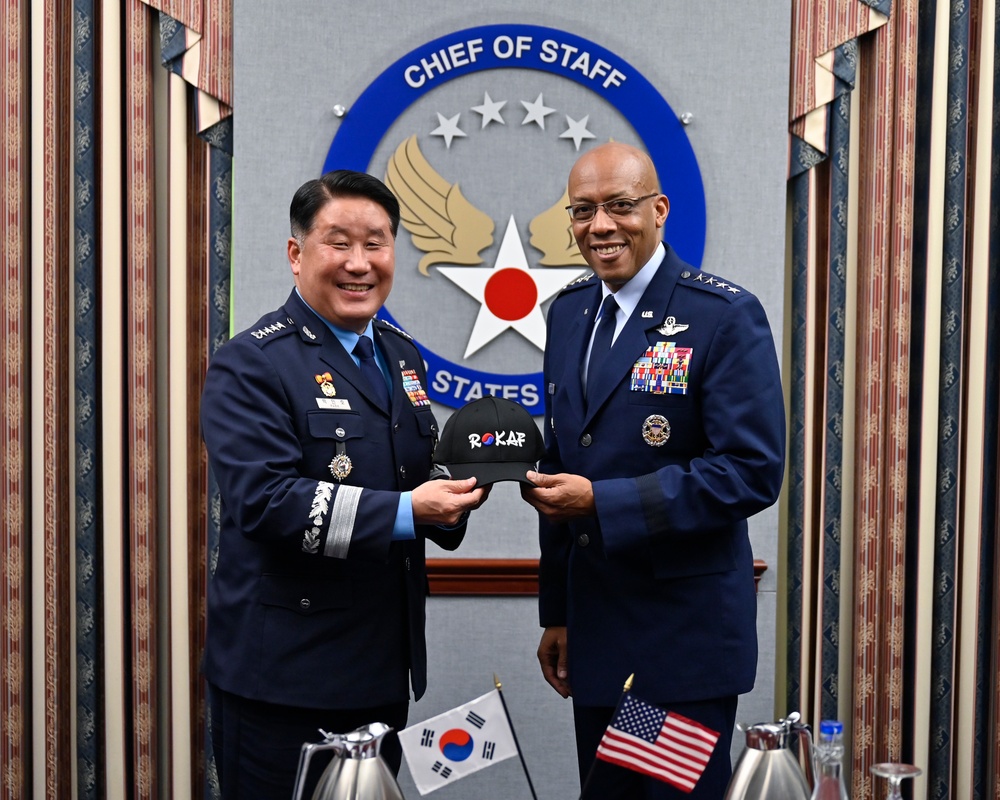 CSAF Brown receives National Security Merit from ROK CSAF Park