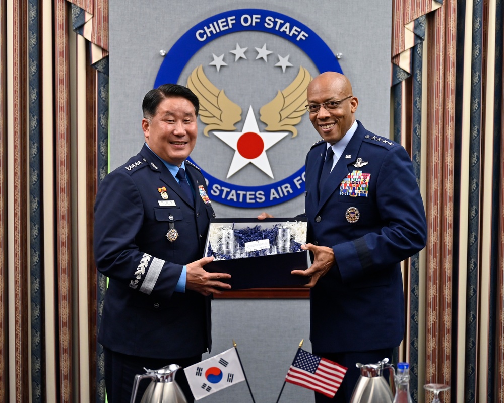 CSAF Brown receives National Security Merit from ROK CSAF Park