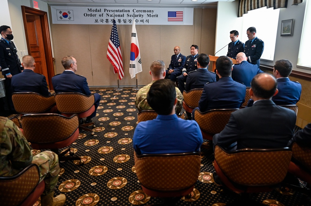 CSAF Brown receives National Security Merit from ROK CSAF Park