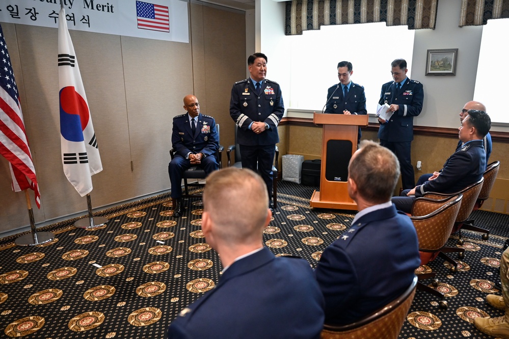 CSAF Brown receives National Security Merit from ROK CSAF Park