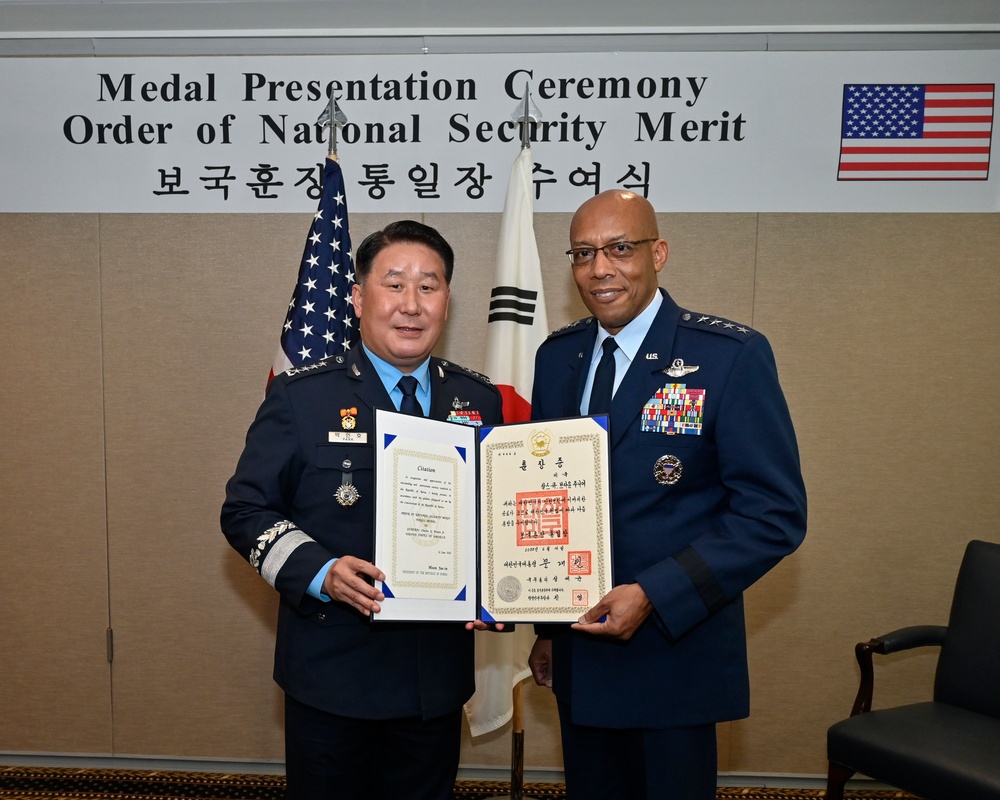 CSAF Brown receives National Security Merit from ROK CSAF Park