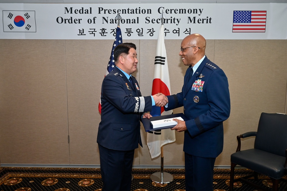 CSAF Brown receives National Security Merit from ROK CSAF Park