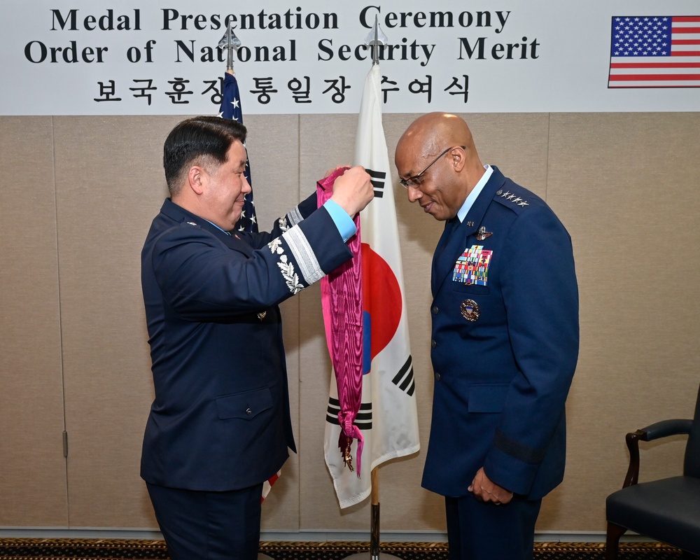 CSAF Brown receives National Security Merit from ROK CSAF Park