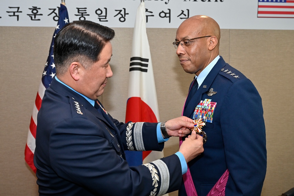 CSAF Brown receives National Security Merit from ROK CSAF Park