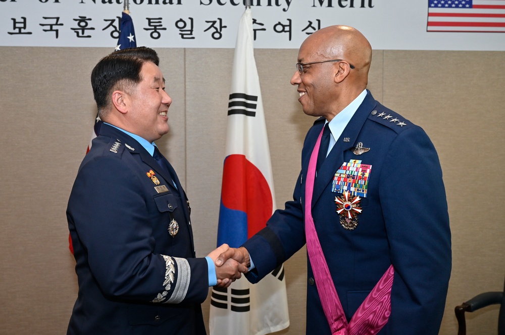 CSAF Brown receives National Security Merit from ROK CSAF Park