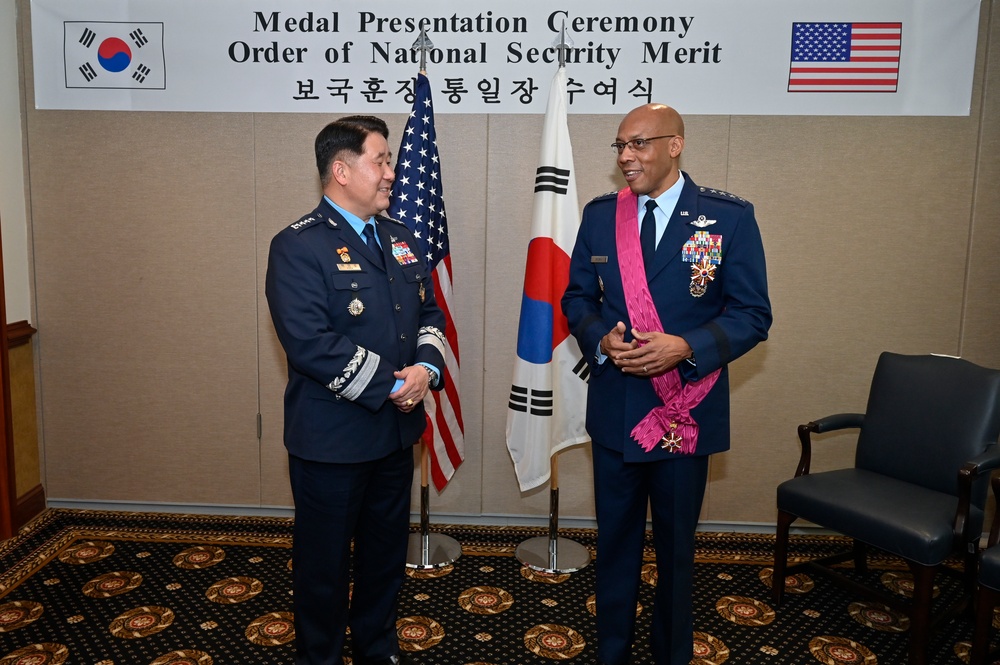 CSAF Brown receives National Security Merit from ROK CSAF Park