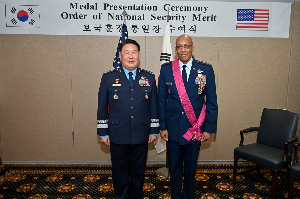 CSAF Brown receives National Security Merit from ROK CSAF Park