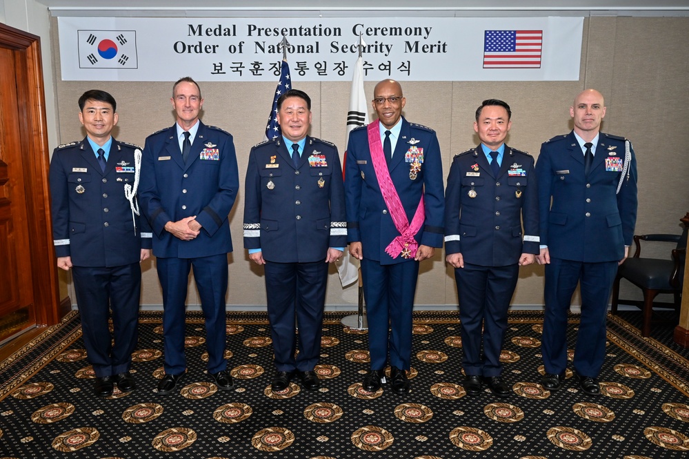 CSAF Brown receives National Security Merit from ROK CSAF Park