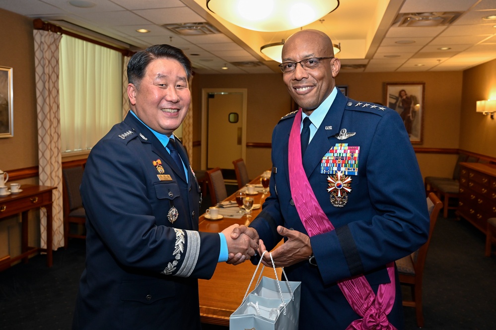 CSAF Brown receives National Security Merit from ROK CSAF Park