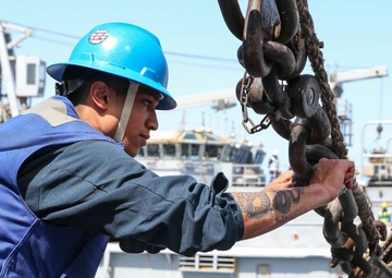 USS Ross replenishes at sea with FS Marne