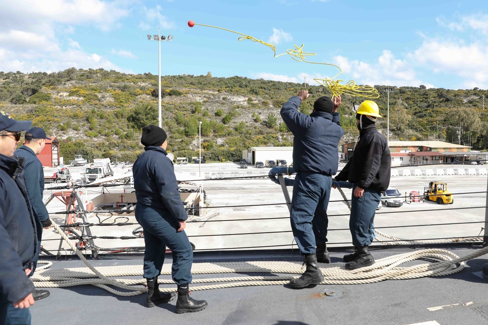 USS Ross enters port in Greece