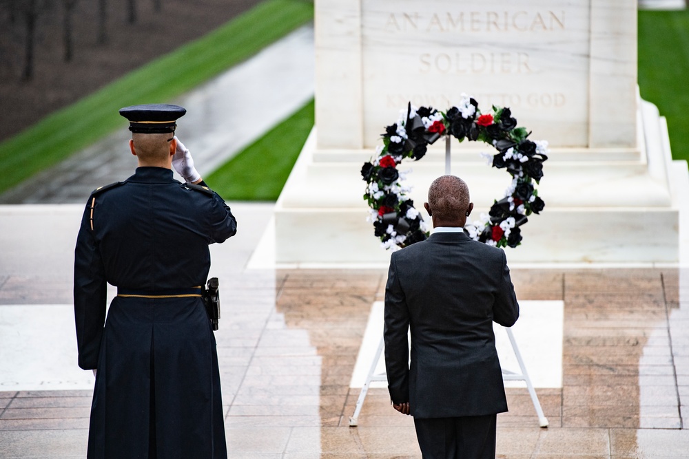 Minister of State of Angola Francisco Furtado Participates in a Public Wreath-Laying Ceremony at the Tomb of the Unknown Soldier