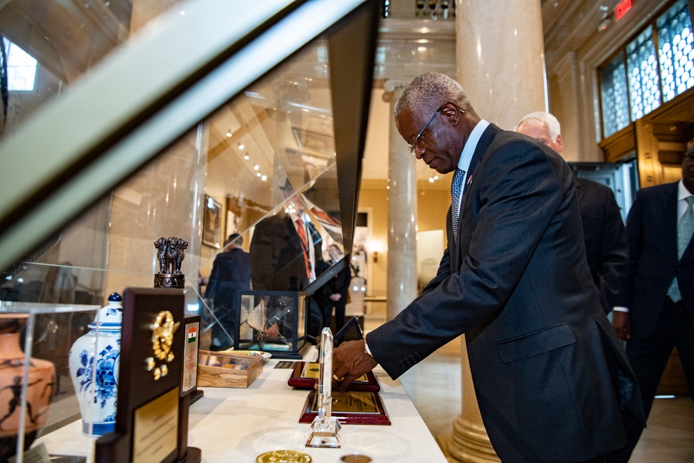 Minister of State of Angola Francisco Furtado Participates in a Public Wreath-Laying Ceremony at the Tomb of the Unknown Soldier