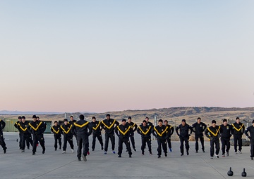 FORSCOM commander conducts physical fitness training with Ivy Division Soldiers
