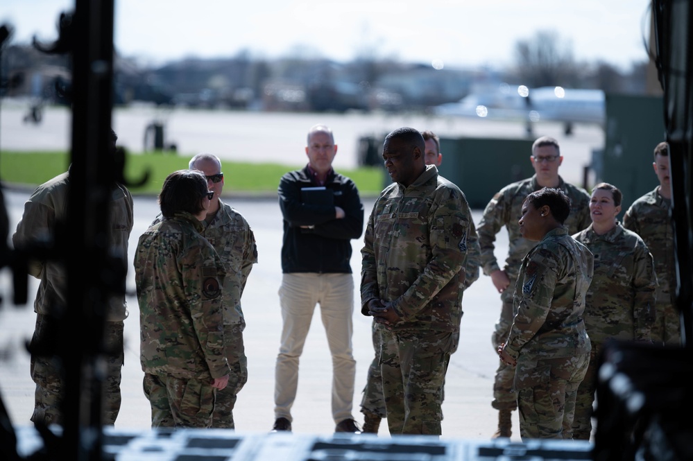 Brig. Gen. Flowers visits Scott AFB