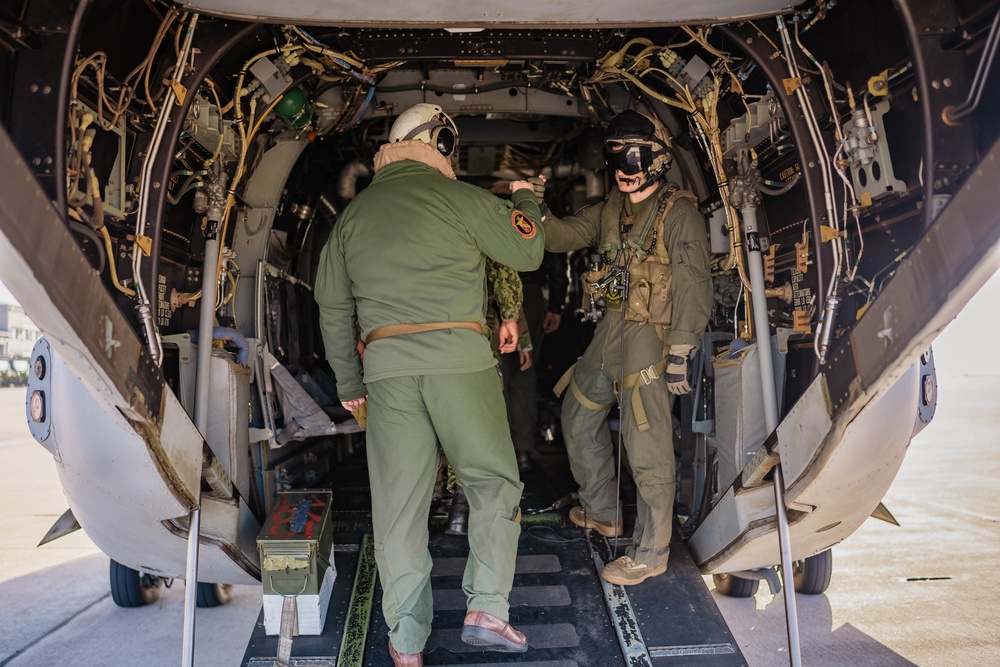 Distinguished Visitors depart to USS Tripoli