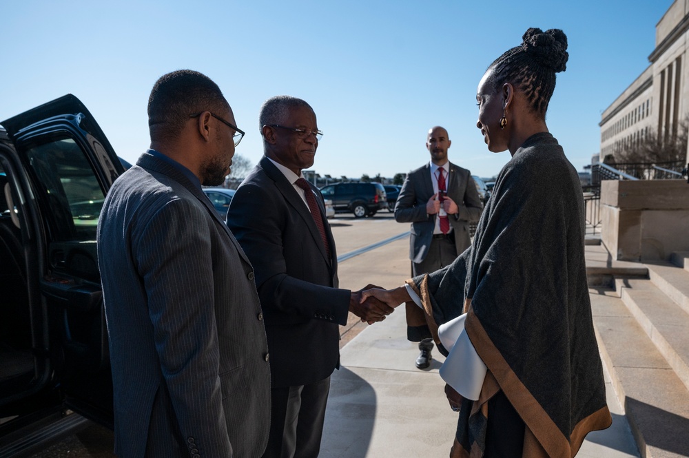 Minister of State of Angola Francisco Pereira Furtado Visits Pentagon