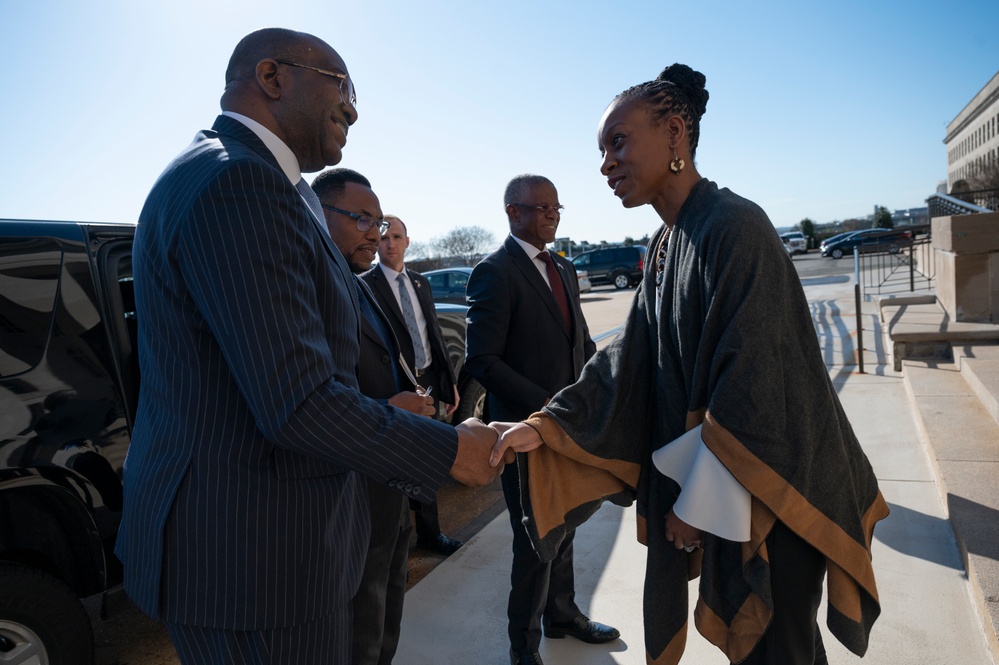 Minister of State of Angola Francisco Pereira Furtado Visits Pentagon