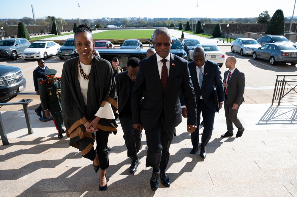 Minister of State of Angola Francisco Pereira Furtado Visits Pentagon