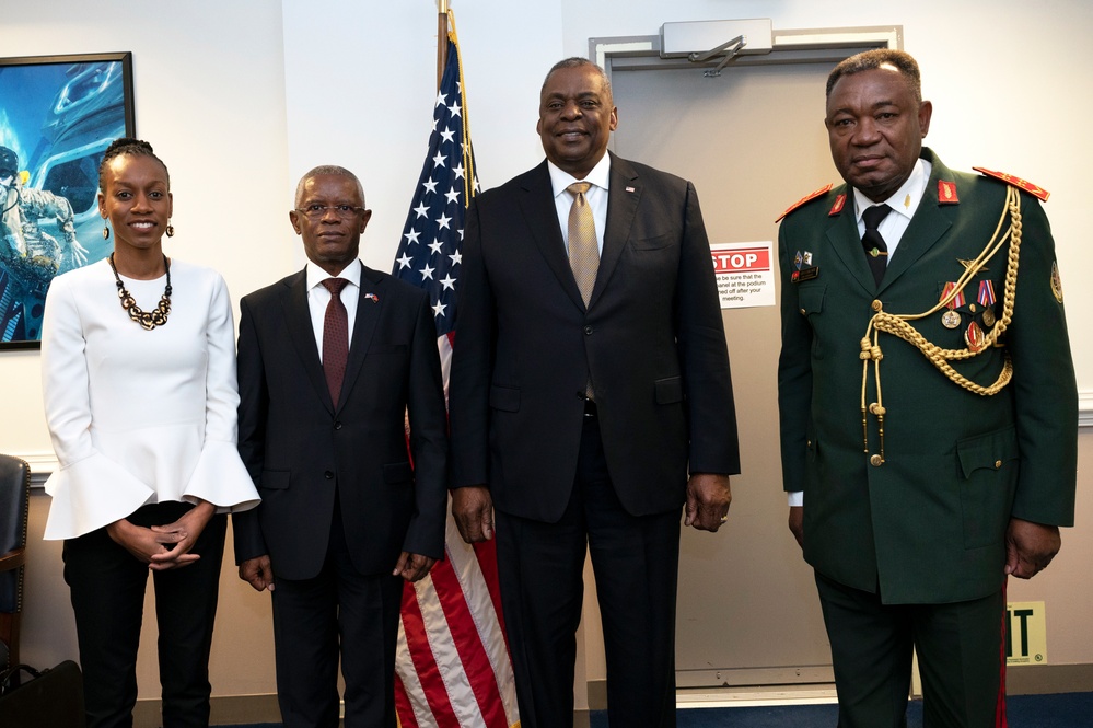 Minister of State of Angola Francisco Pereira Furtado Visits Pentagon