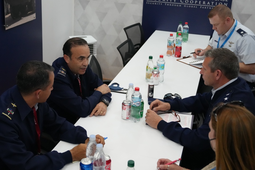 AFSOUTH Commander meets with Dominican Republic Air Chief at FIDAE