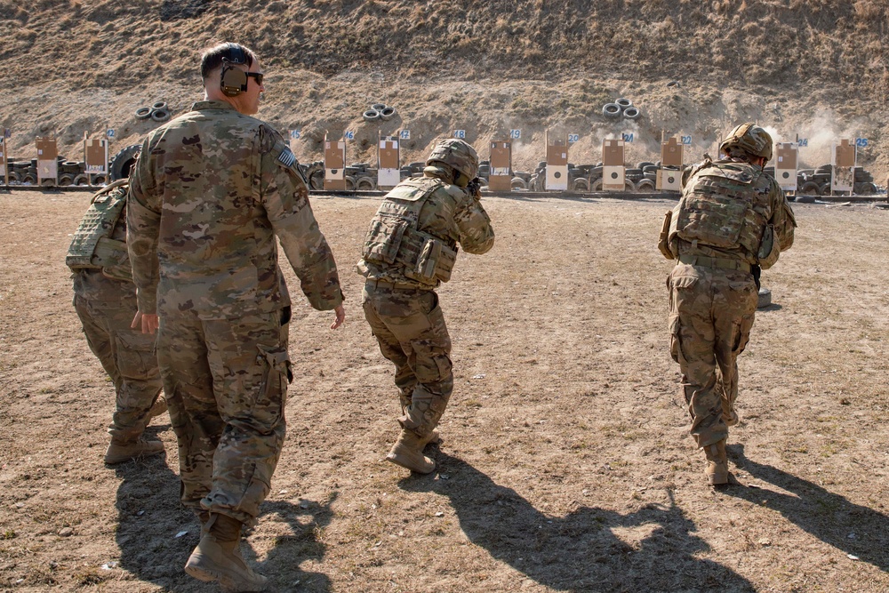 Paratroopers hone their skills during live-fire training