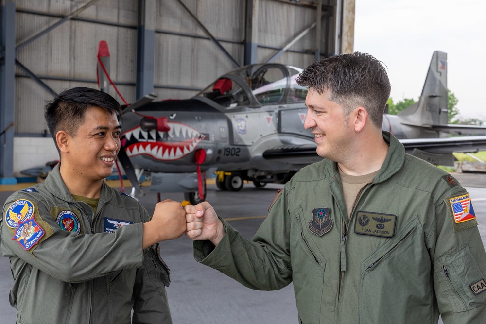 U.S., Philippine pilots reconnect at Balikatan 22