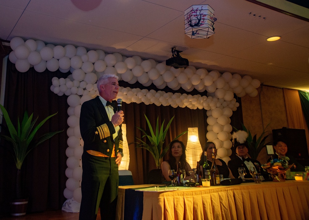 Commander, 7th Fleet Attends Surface Warfare Officer's Ball
