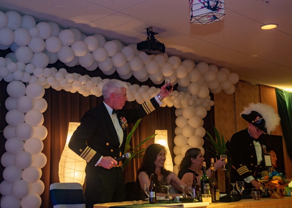 Commander, 7th Fleet Attends Surface Warfare Officer's Ball