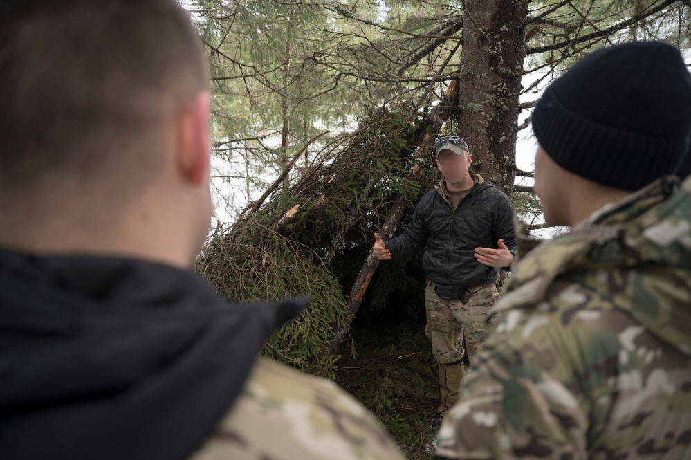 CR22 - 352 SOW/SERE training