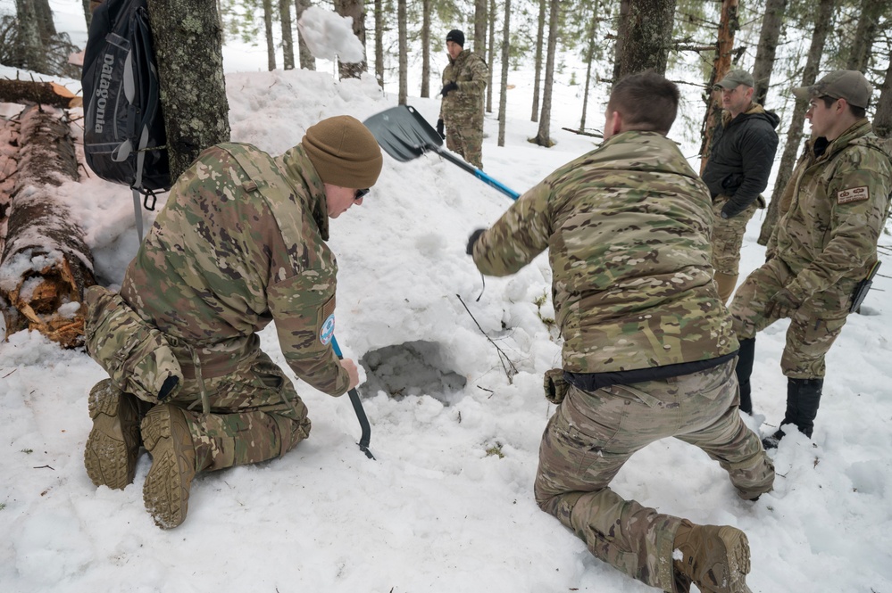 CR22 - 352 SOW/SERE training