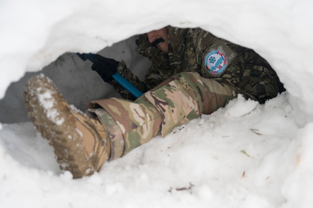 CR22 - 352 SOW/SERE training