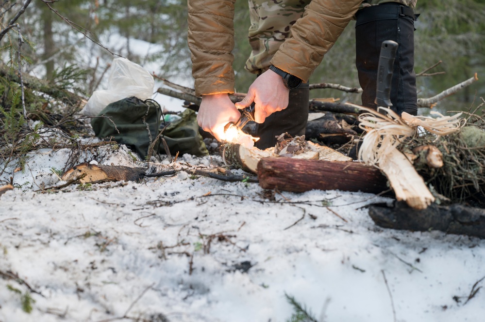 CR22 - 352 SOW/SERE training