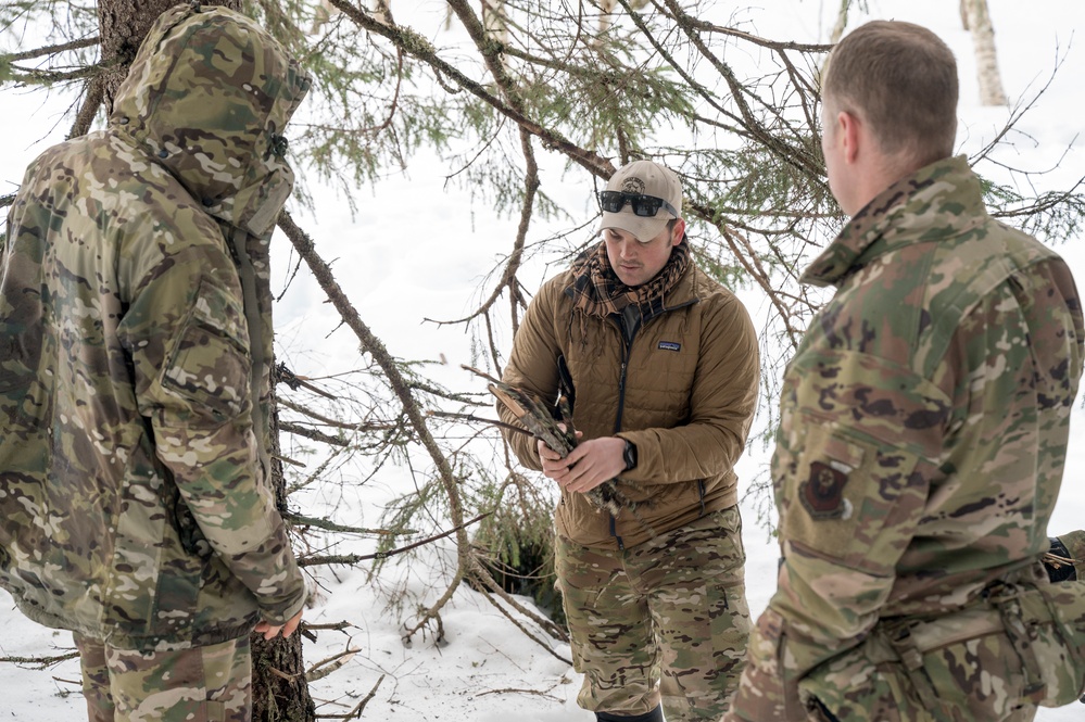 CR22 - 352 SOW/SERE training