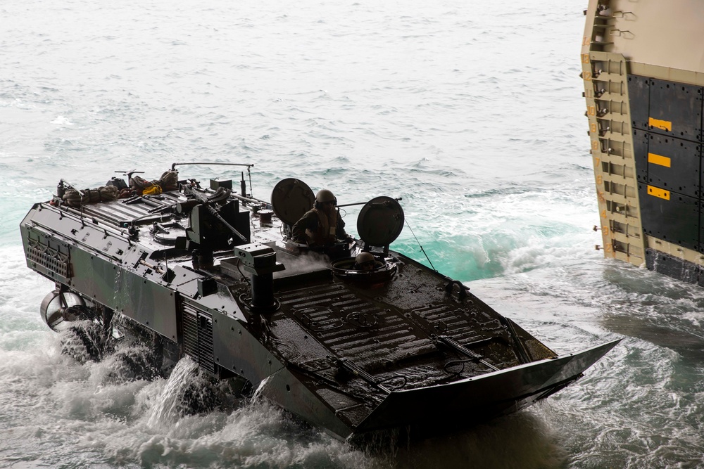 Makin Island Conducts ACV Ops with 3d Assault Amphibian Battalion, 1st Marine Division