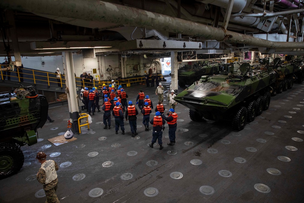 Makin Island Conducts ACV Ops with 3d Assault Amphibian Battalion, 1st Marine Division