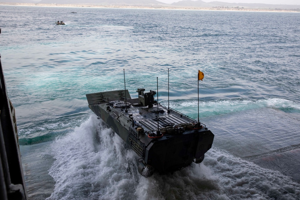 Makin Island Conducts ACV Ops with 3d Assault Amphibian Battalion, 1st Marine Division