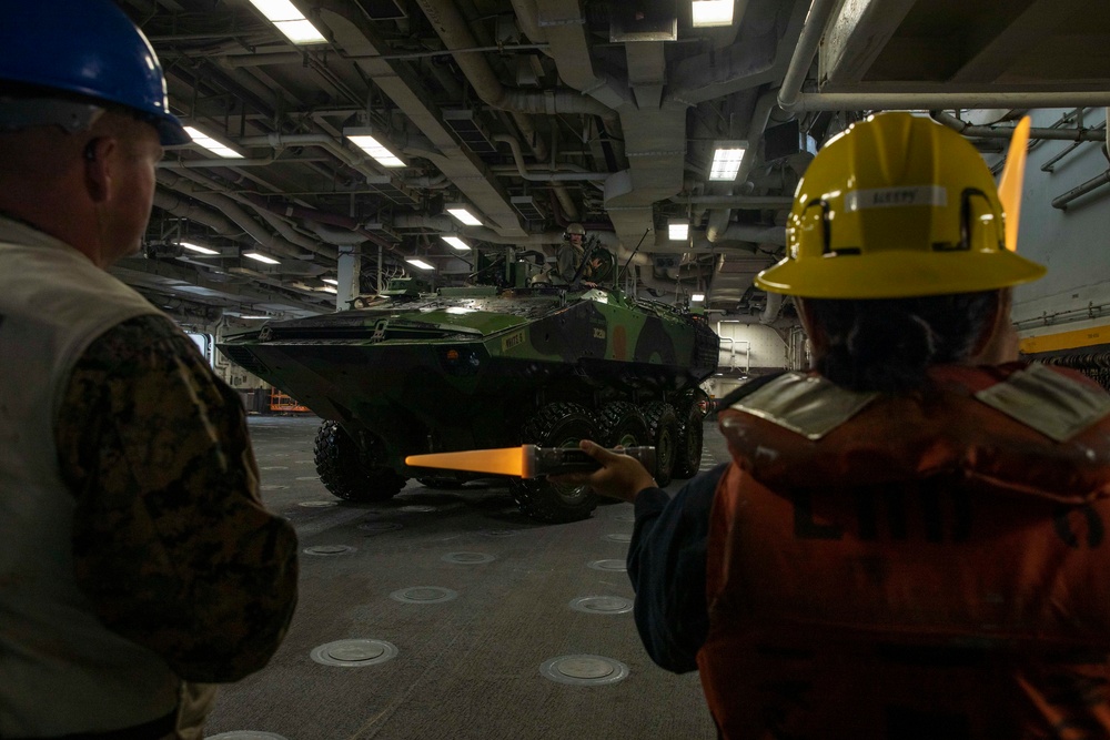 Makin Island Conducts ACV Ops with 3d Assault Amphibian Battalion, 1st Marine Division