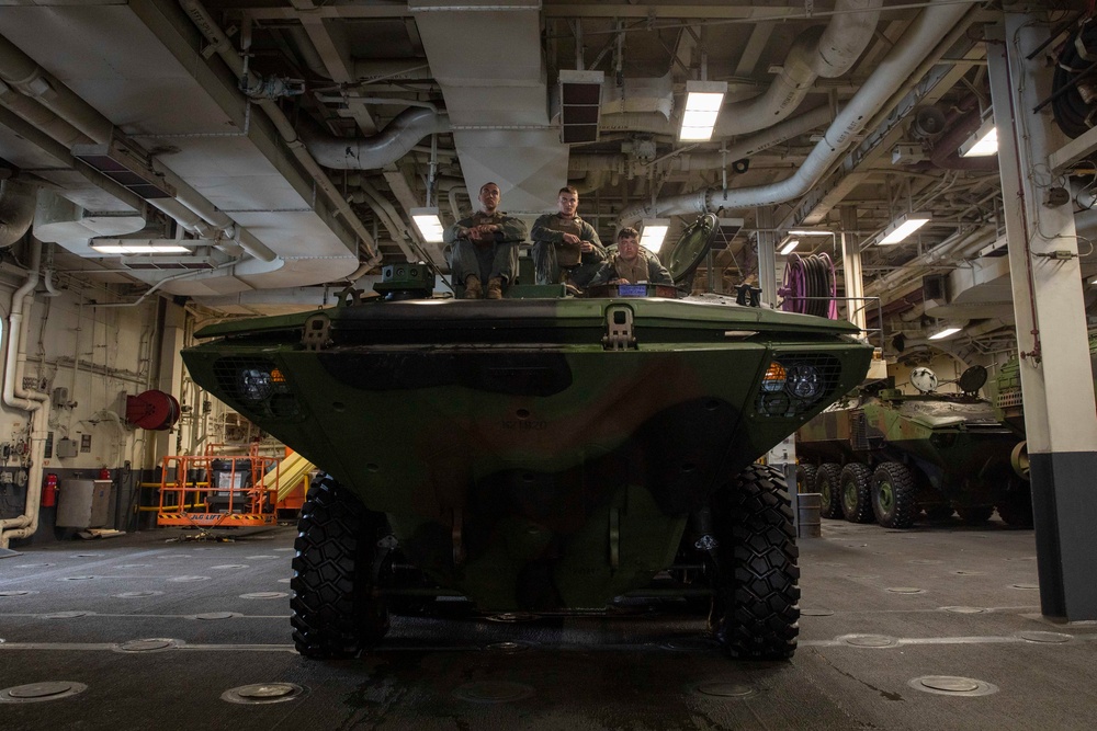 Makin Island Conducts ACV Ops with 3d Assault Amphibian Battalion, 1st Marine Division