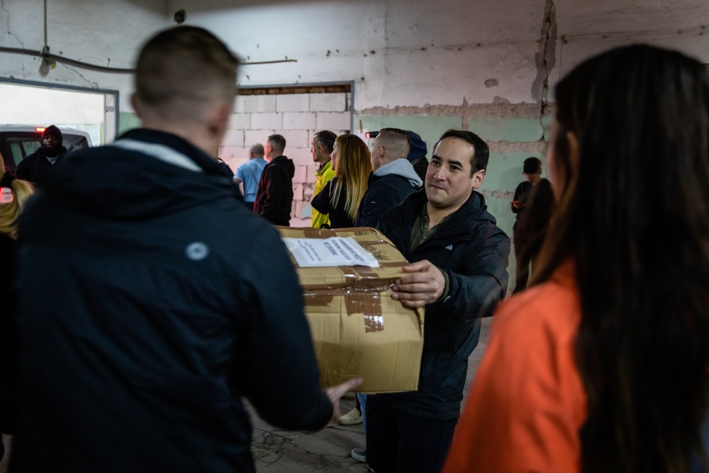 U.S. Soldiers volunteer to help with donations for Ukrainian Refugees