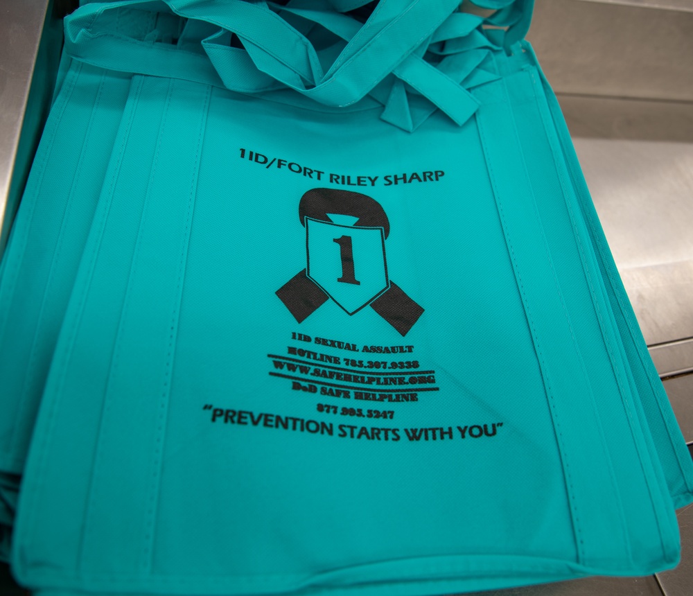 Fort Riley distributes SHARP themed bags