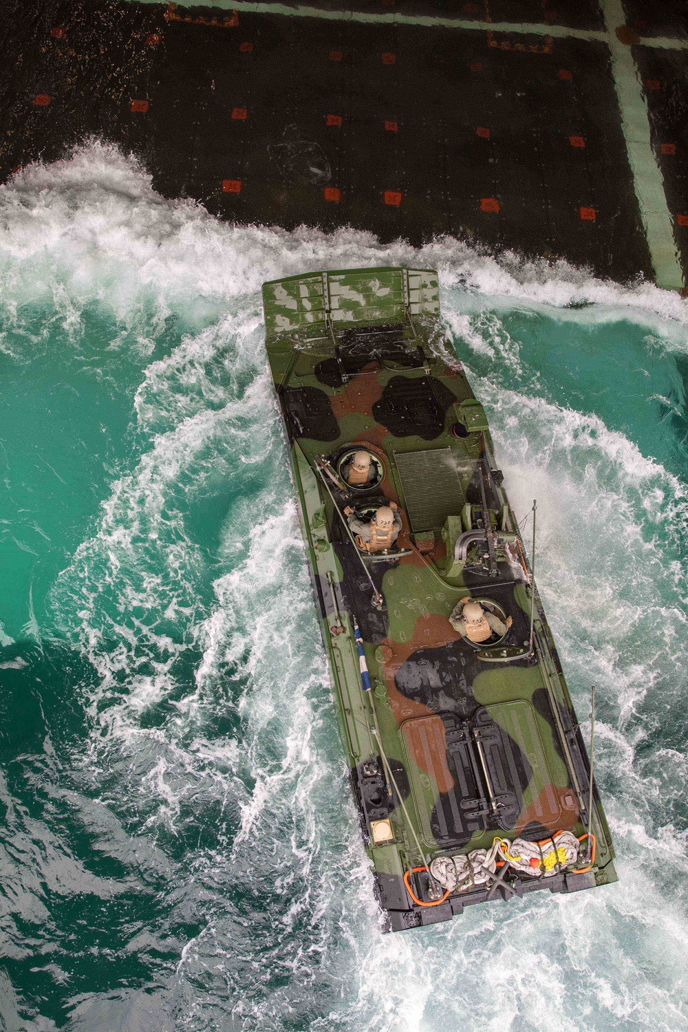 Makin Island Conducts ACV Ops with 3d Assault Amphibian Battalion, 1st Marine Division