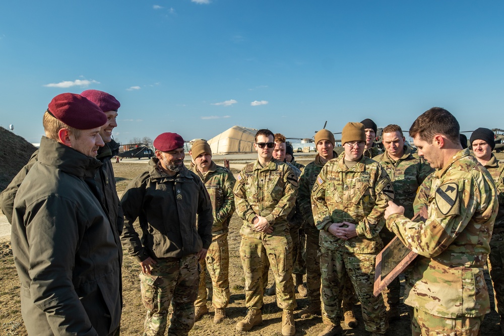 B Co presents plaque to Dutch